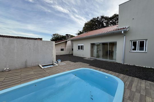 Área externa de casa à venda com 2 quartos, 122m² em Guarani, Novo Hamburgo