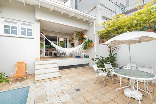 Área comum de casa para alugar com 3 quartos, 150m² em Três Figueiras, Porto Alegre