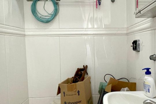 Banheiro de serviço de apartamento para alugar com 3 quartos, 90m² em Pinheiros, São Paulo