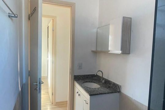 Banheiro de casa de condomínio para alugar com 2 quartos, 64m² em Aguassai, Cotia