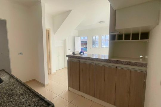 Cozinha de casa de condomínio para alugar com 2 quartos, 64m² em Aguassai, Cotia