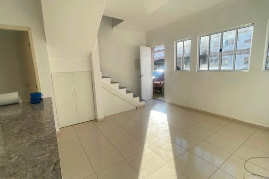 Sala de casa de condomínio para alugar com 2 quartos, 64m² em Aguassai, Cotia