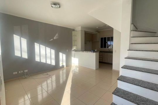 Sala de casa de condomínio para alugar com 2 quartos, 64m² em Aguassai, Cotia