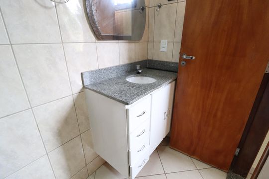 Banheiro do Quarto 3 de apartamento para alugar com 3 quartos, 110m² em Centro, Uberlândia