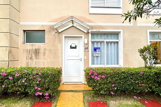 Placa instalada na fachada do imóvel de casa de condomínio à venda com 2 quartos, 120m² em Parque Renato Maia, Guarulhos