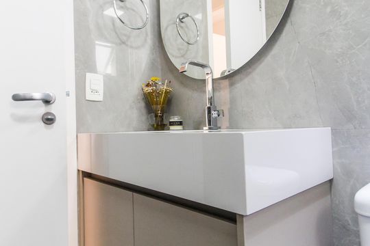 Banheiro 2 de apartamento para alugar com 2 quartos, 63m² em Alphaville Empresarial, Barueri