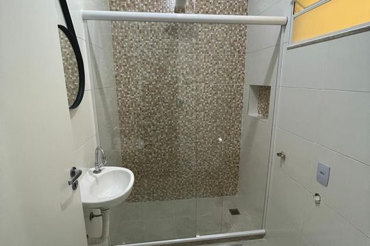 Banheiro de kitnet/studio à venda com 1 quarto, 22m² em Copacabana, Rio de Janeiro