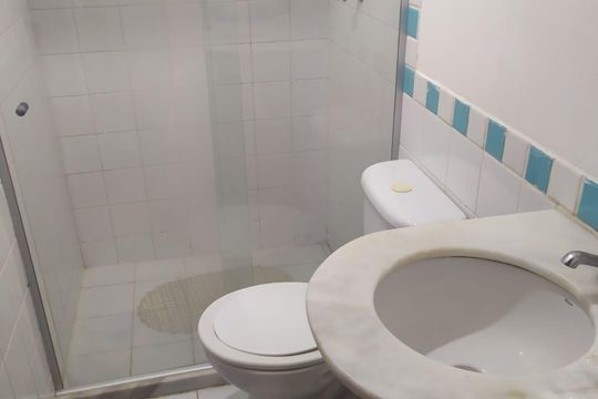 Banheiro de casa de condomínio para alugar com 2 quartos, 70m² em Tamoios, Cabo Frio