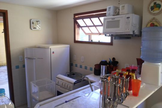 Cozinha de casa de condomínio para alugar com 2 quartos, 70m² em Tamoios, Cabo Frio