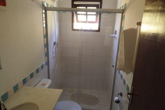 Banheiro social 2 de casa de condomínio para alugar com 2 quartos, 70m² em Tamoios, Cabo Frio