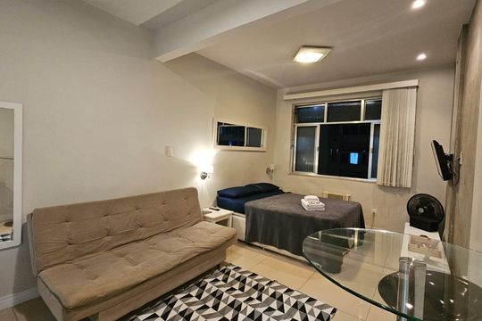 Sala / Quarto de kitnet/studio à venda com 1 quarto, 33m² em Copacabana, Rio de Janeiro