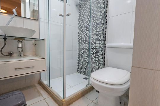 Banheiro de kitnet/studio à venda com 1 quarto, 33m² em Copacabana, Rio de Janeiro