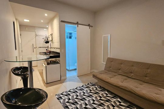Sala / Quarto de kitnet/studio à venda com 1 quarto, 33m² em Copacabana, Rio de Janeiro