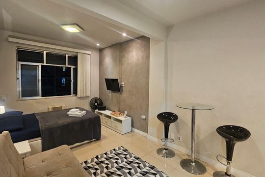 Sala / Quarto de kitnet/studio à venda com 1 quarto, 33m² em Copacabana, Rio de Janeiro
