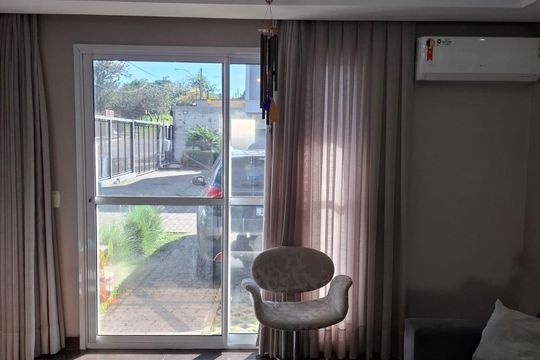 Sala de casa de condomínio à venda com 2 quartos, 117m² em Parque Santa Fé, Porto Alegre