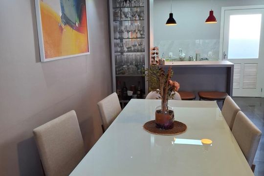 Sala de casa de condomínio à venda com 2 quartos, 117m² em Parque Santa Fé, Porto Alegre