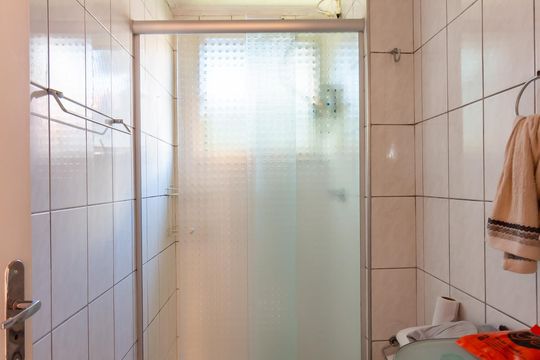 Banheiro de apartamento para alugar com 2 quartos, 45m² em Ayrosa, Osasco