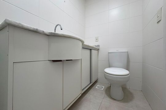 Banheiro suíte de apartamento para alugar com 3 quartos, 76m² em Marechal Rondon, Canoas