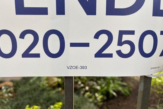 Plaquinha Instalada código VZOE-393 de apartamento à venda com 3 quartos, 137m² em Petrópolis, Porto Alegre