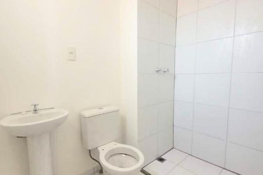 Banheiro de apartamento à venda com 2 quartos, 59m² em Parque Jaçatuba, Santo André