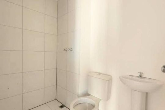 Banheiro de apartamento à venda com 2 quartos, 59m² em Parque Jaçatuba, Santo André