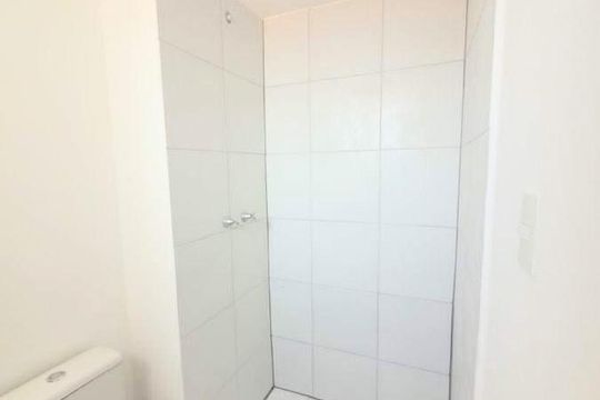 Banheiro de apartamento à venda com 2 quartos, 59m² em Parque Jaçatuba, Santo André
