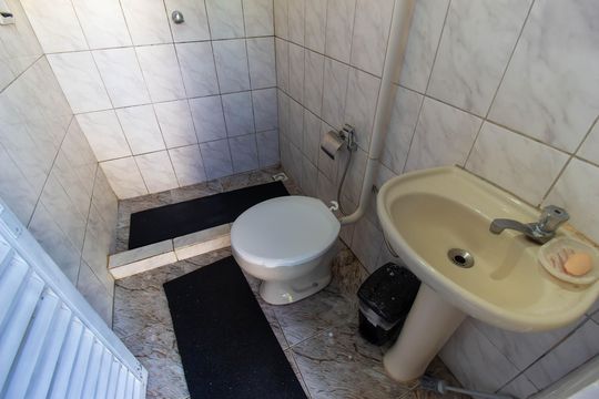 Banheiro de serviço de casa à venda com 5 quartos, 480m² em Serra Grande, Niterói