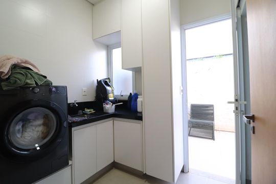 Área de Serviço de casa de condomínio para alugar com 3 quartos, 200m² em Laranjeiras, Uberlândia