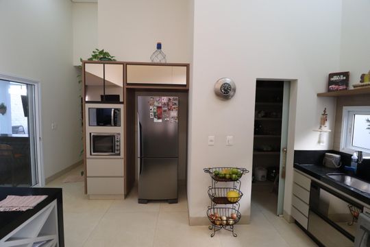 Cozinha de casa de condomínio para alugar com 3 quartos, 200m² em Laranjeiras, Uberlândia