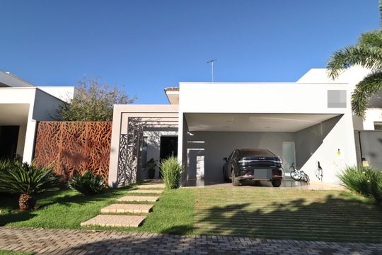 Fachada de casa de condomínio para alugar com 3 quartos, 200m² em Laranjeiras, Uberlândia