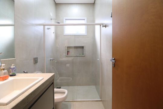 Banheiro da Suíte 3 de casa de condomínio para alugar com 3 quartos, 200m² em Laranjeiras, Uberlândia