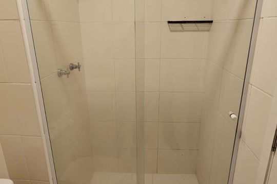 Banheiro de apartamento para alugar com 1 quarto, 50m² em Ponta da Praia, Santos