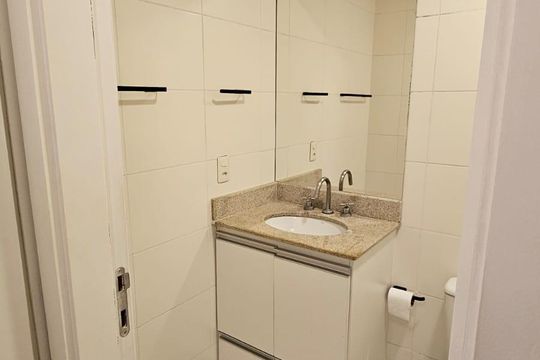 Banheiro de apartamento para alugar com 1 quarto, 50m² em Ponta da Praia, Santos
