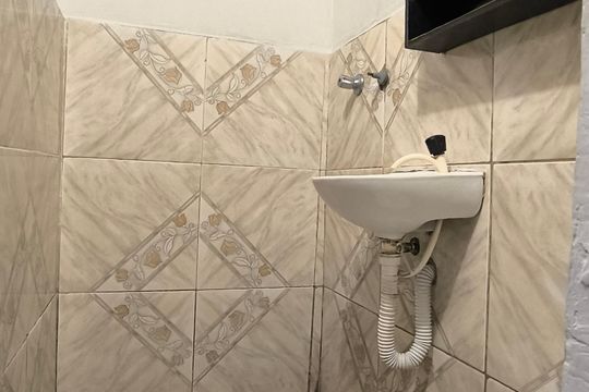Banheiro social de kitnet/studio para alugar com 1 quarto, 25m² em São Paulo, Belo Horizonte