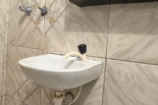 Banheiro social de kitnet/studio para alugar com 1 quarto, 25m² em São Paulo, Belo Horizonte