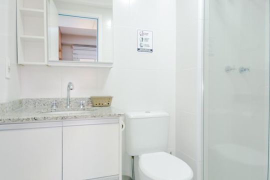 Banheiro de kitnet/studio para alugar com 1 quarto, 39m² em Jardim Flor da Montanha, Guarulhos