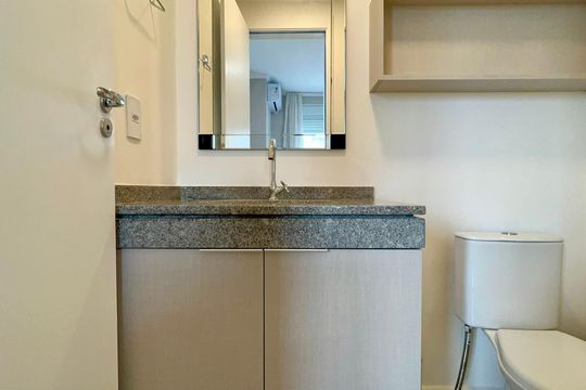 Banheiro de kitnet/studio para alugar com 1 quarto, 25m² em Pinheiros, São Paulo