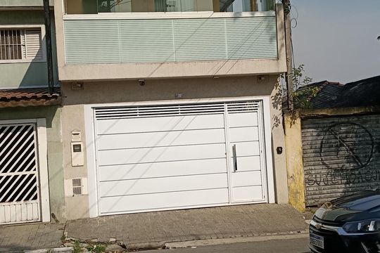 Fachada de casa à venda com 3 quartos, 195m² em Rochdale, Osasco