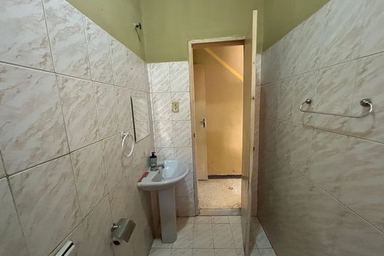 Banheiro de casa à venda com 2 quartos, 70m² em Higienópolis, Rio de Janeiro