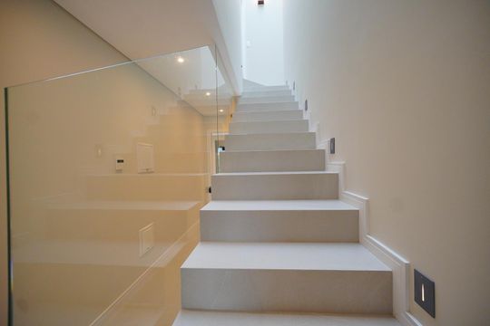 Escada de acesso ao 3°piso de casa para alugar com 3 quartos, 197m² em Cachoeira do Bom Jesus, Florianópolis
