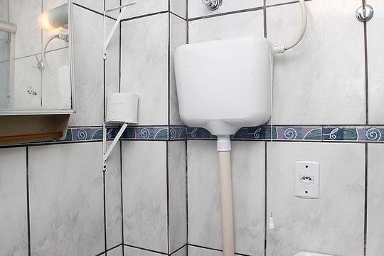 Banheiro de kitnet/studio à venda com 1 quarto, 33m² em Azenha, Porto Alegre