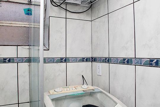 Banheiro de kitnet/studio à venda com 1 quarto, 33m² em Azenha, Porto Alegre