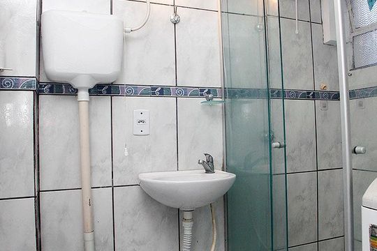 Banheiro de kitnet/studio à venda com 1 quarto, 33m² em Azenha, Porto Alegre