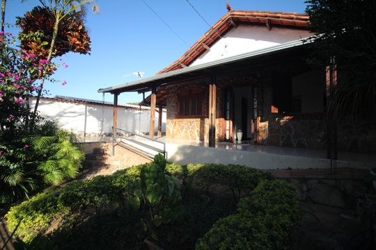 Quintal de casa à venda com 3 quartos, 290m² em Barreiro, Belo Horizonte