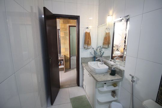 Banheiro de casa à venda com 3 quartos, 290m² em Barreiro, Belo Horizonte