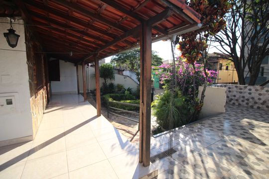 Quintal de casa à venda com 3 quartos, 290m² em Barreiro, Belo Horizonte