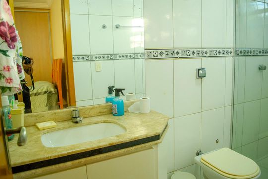 Banheiro da Suíte 1 de casa à venda com 0 quarto, 330m² em Vila Santa Helena, Goiânia