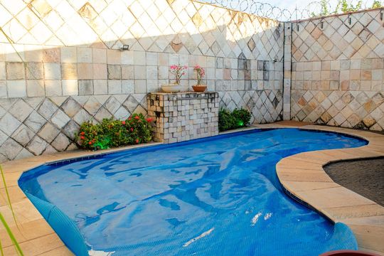 Piscina de casa à venda com 0 quarto, 330m² em Vila Santa Helena, Goiânia