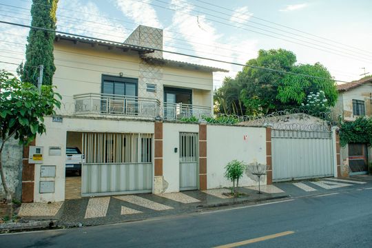 Fachada de casa à venda com 0 quarto, 330m² em Vila Santa Helena, Goiânia
