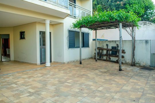 Garagem de casa à venda com 0 quarto, 330m² em Vila Santa Helena, Goiânia